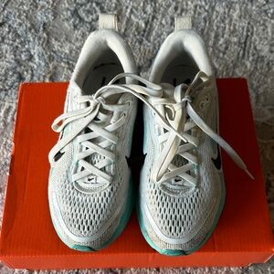 Nike Vomero 18 white & Teal kids Running Sneakers with Black Swoosh